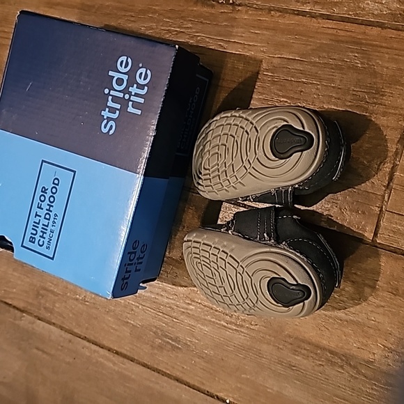 Stride rite velcro shoes - Picture 2 of 2